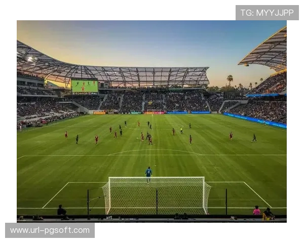 深圳旧厂房变身“运动公社”，城中村屋顶改造迷你足球场